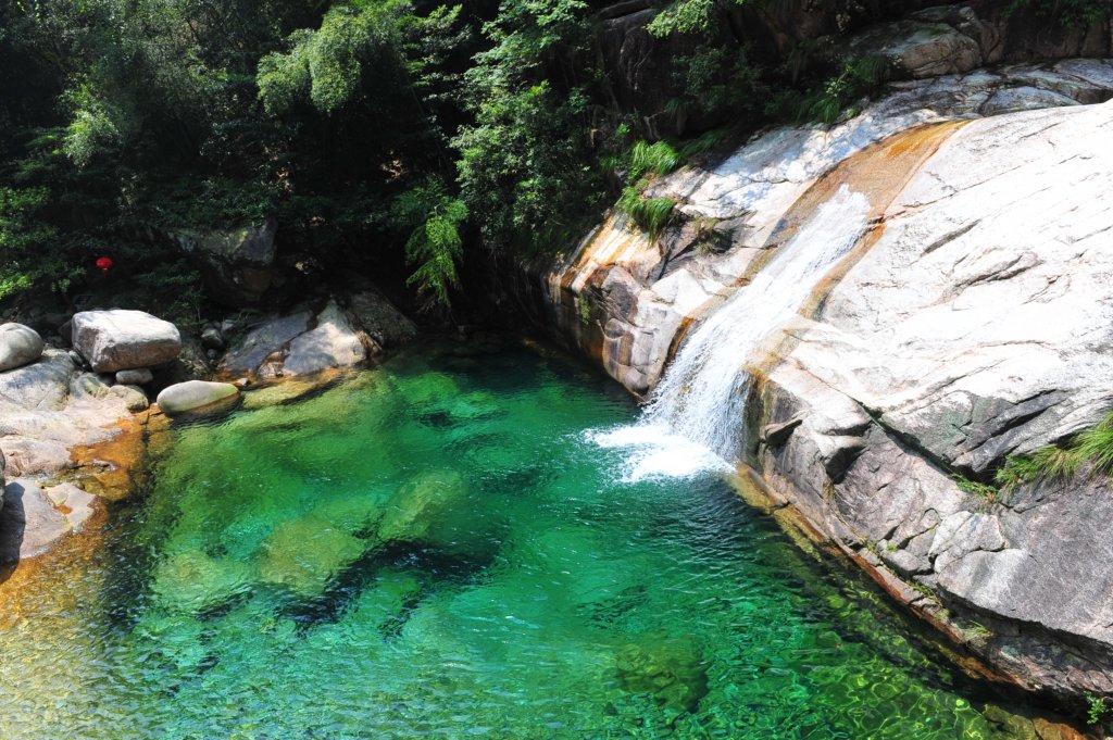 emeraldvalleypoolwherescenefromcrouchingtigerhiddendragonswordintopool.jpg