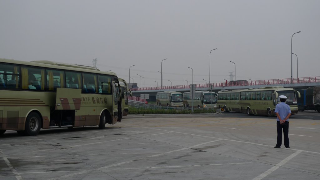 othereclipsechasersatreststopnearendofbridge.jpg