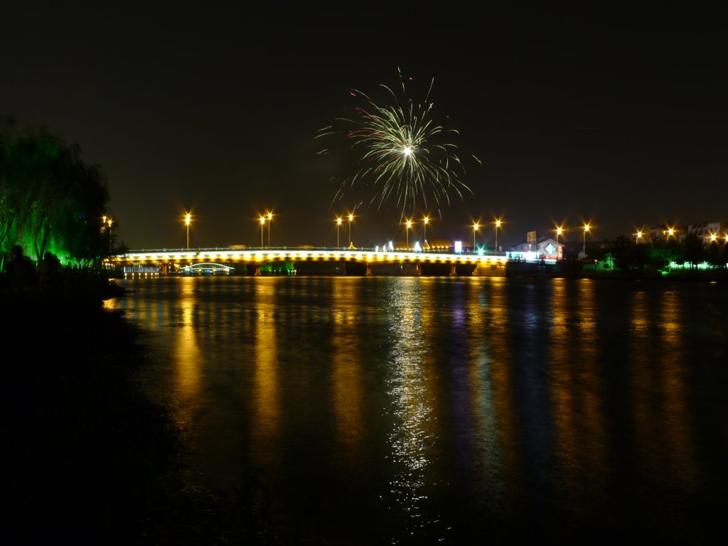 suzhoufireworksovercanal.jpg